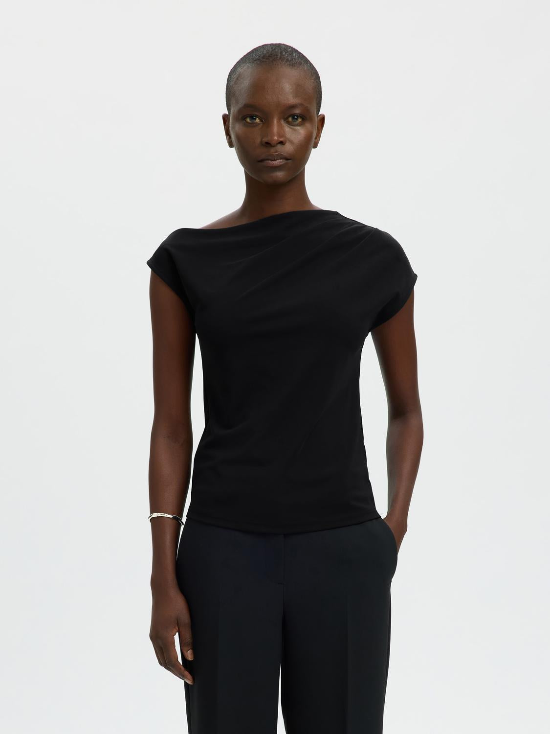 model_shot-front